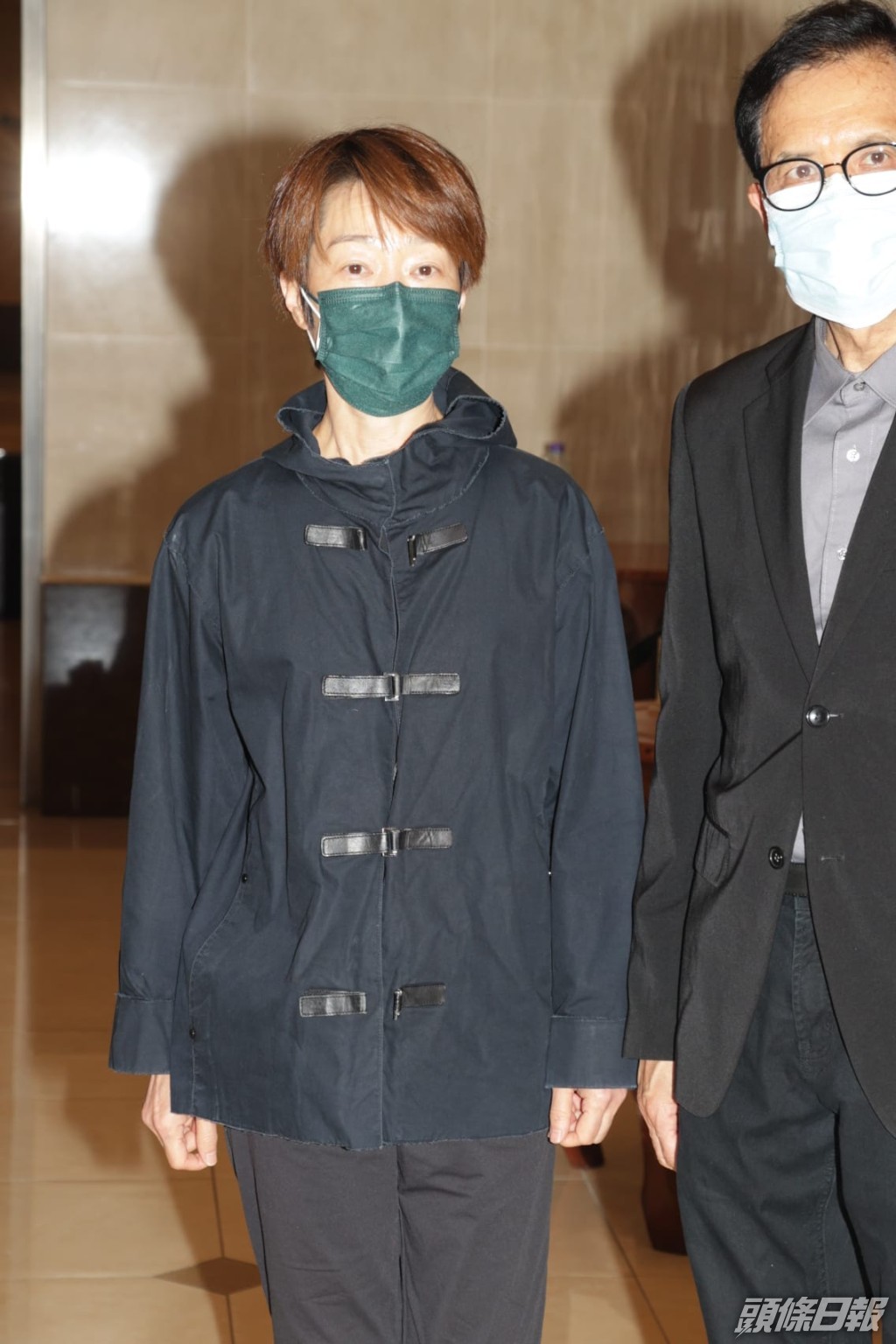 譚玉瑛到靈堂拜祭祝文君。